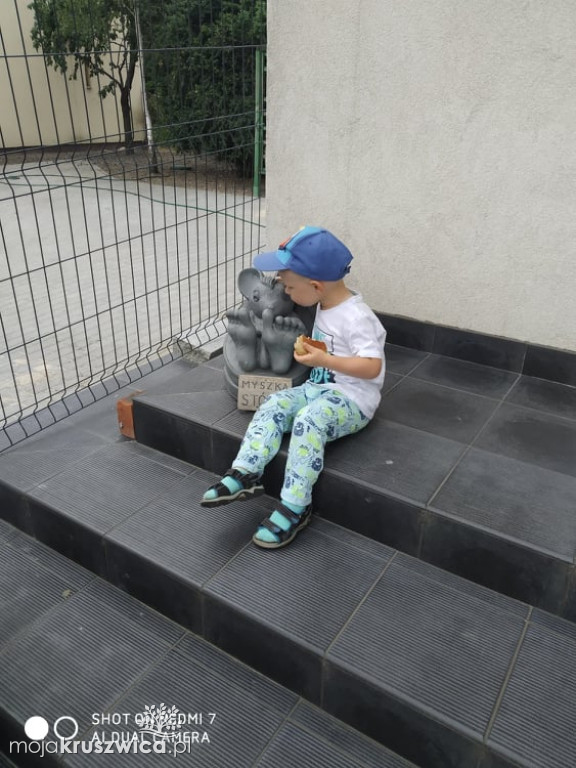 Mały Olek zauroczył się myszką stópką
