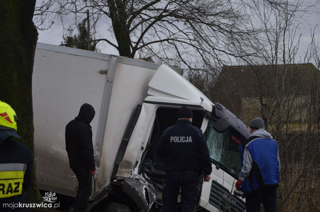 Ciężarówka zderzyła się z ciągnikiem