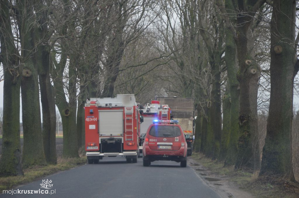 Ciężarówka zderzyła się z ciągnikiem