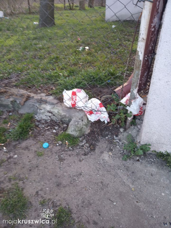 Bałagan przy remizie w Sławsku Wielkim
