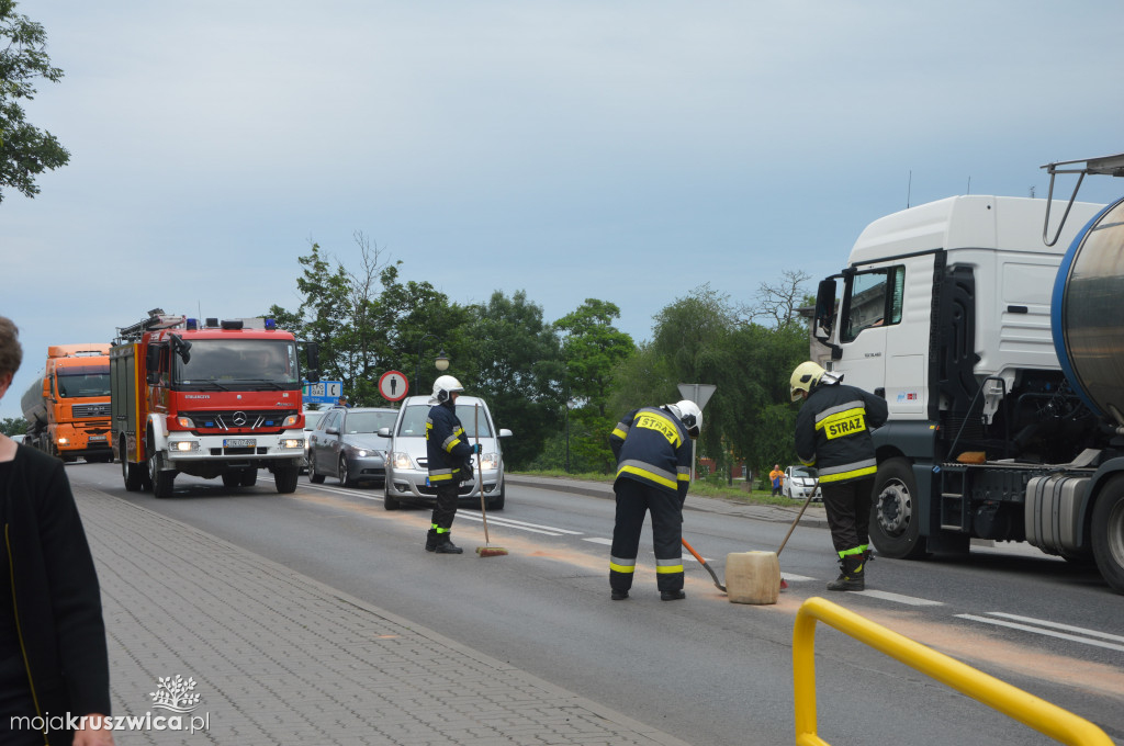 Plama oleju na Zamkowej. Możliwe utrudnienia