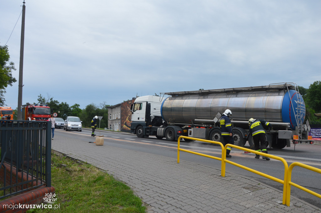 Plama oleju na Zamkowej. Możliwe utrudnienia