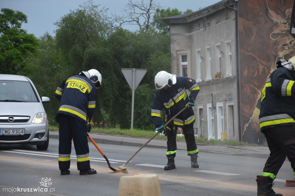 Plama oleju na Zamkowej. Możliwe utrudnienia