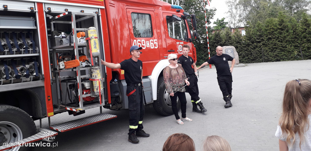 Chełmce Uczniowie spotkali się z druhami miejscowej ochotniczej straży pożarnej