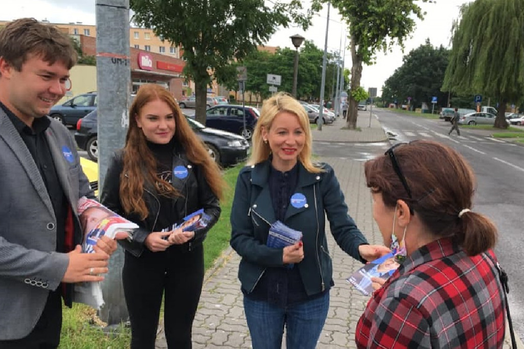 Trwa kampania wyborcza na Prezydenta RP. Lokalne struktury przekonywały mieszkańców na targowisku w Kruszwicy [ZDJĘCIA]