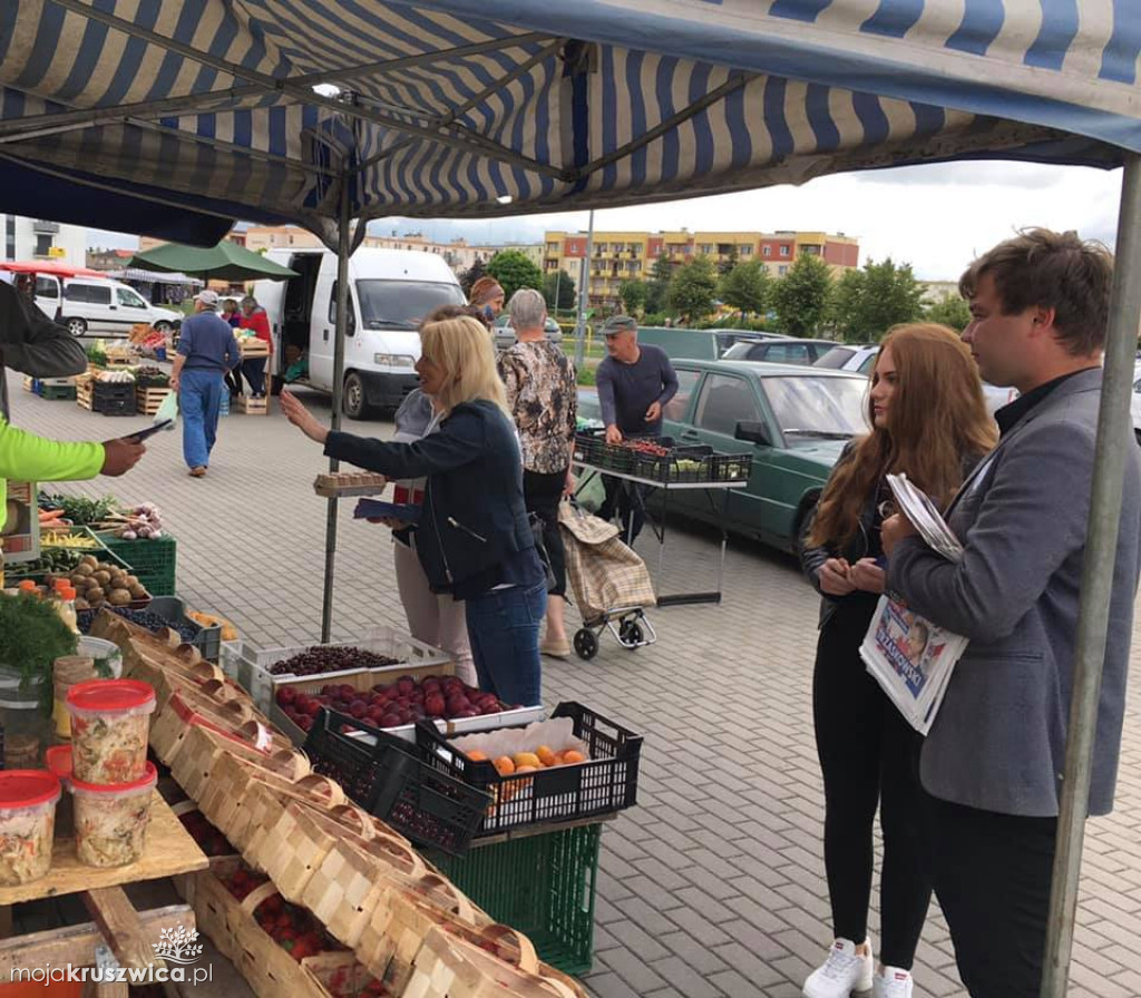 Trwa kampania wyborcza na Prezydenta RP. Lokalne struktury przekonywały mieszkańców na targowisku w Kruszwicy [ZDJĘCIA]