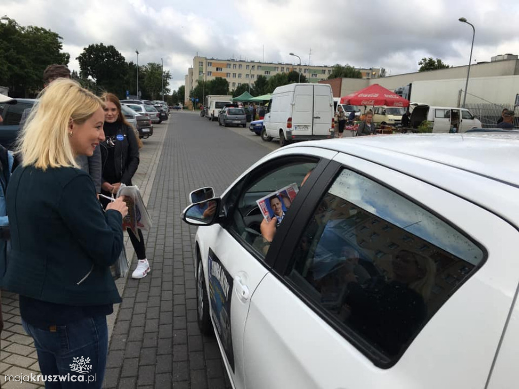 Trwa kampania wyborcza na Prezydenta RP. Lokalne struktury przekonywały mieszkańców na targowisku w Kruszwicy [ZDJĘCIA]