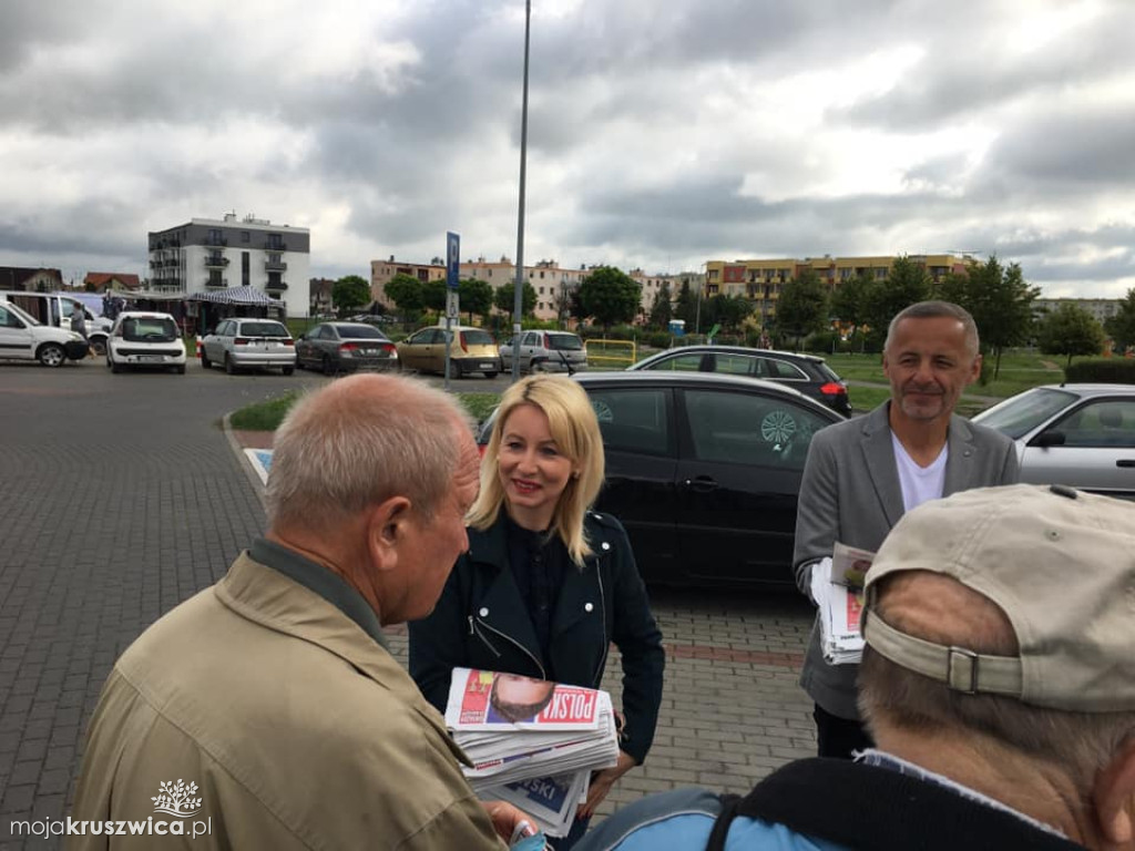 Trwa kampania wyborcza na Prezydenta RP. Lokalne struktury przekonywały mieszkańców na targowisku w Kruszwicy [ZDJĘCIA]