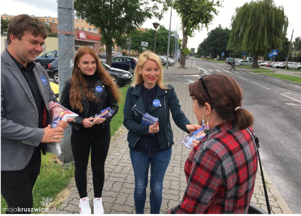 Trwa kampania wyborcza na Prezydenta RP. Lokalne struktury przekonywały mieszkańców na targowisku w Kruszwicy [ZDJĘCIA]