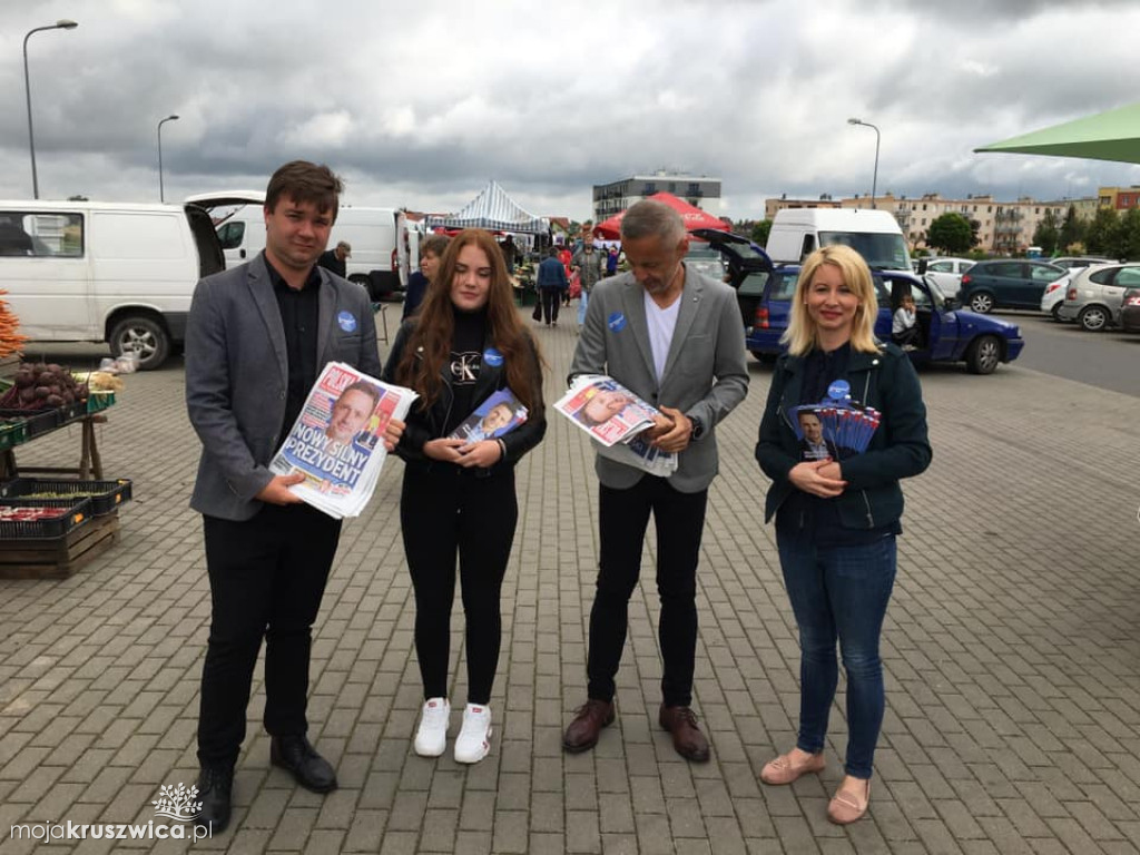 Trwa kampania wyborcza na Prezydenta RP. Lokalne struktury przekonywały mieszkańców na targowisku w Kruszwicy [ZDJĘCIA]