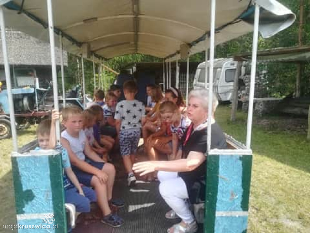 Dzieci z Chełmc odwiedziły gospodarstwo agroturystyczne w miejscowości Przewóz [ZDJĘCIA]