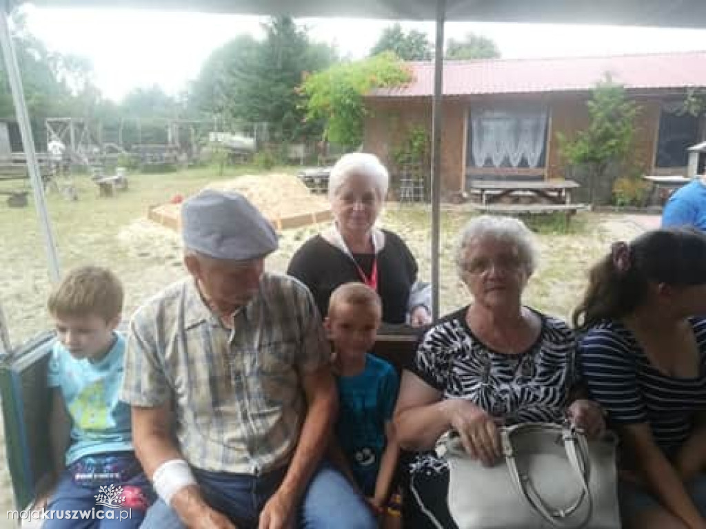 Dzieci z Chełmc odwiedziły gospodarstwo agroturystyczne w miejscowości Przewóz [ZDJĘCIA]