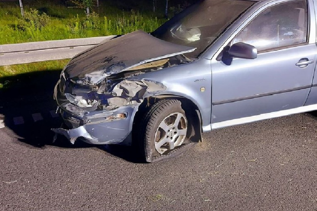 Samochód osobowy rozbił się na inowrocławskiej obwodnicy. Są zdjęcia 