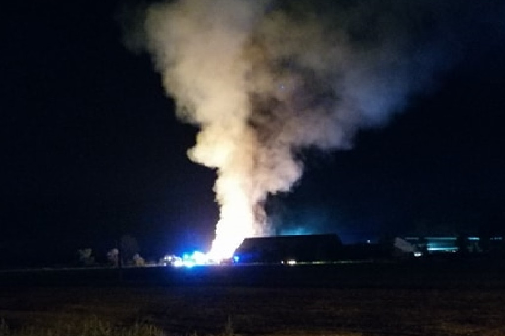 Okolice Giżewa: Ogromny pożar. Zagrożone mogą być budynki gospodarcze? [FOTO]