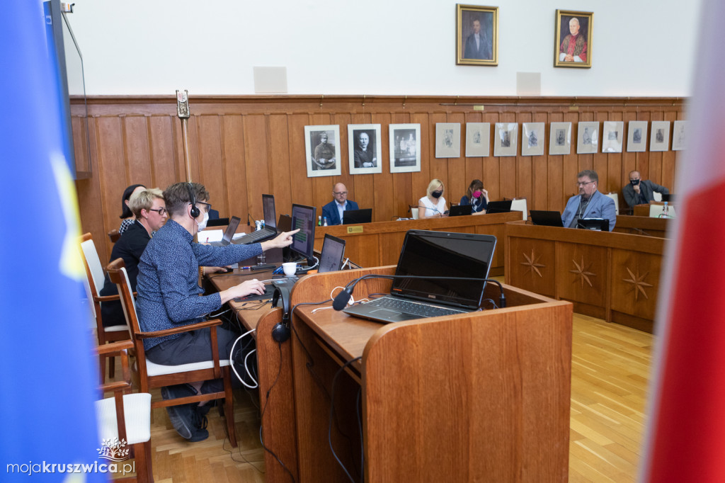 Sejmik województwa obradował w trybie hybrydowym. O czym dyskutowali radni? [ZDJĘCIA]