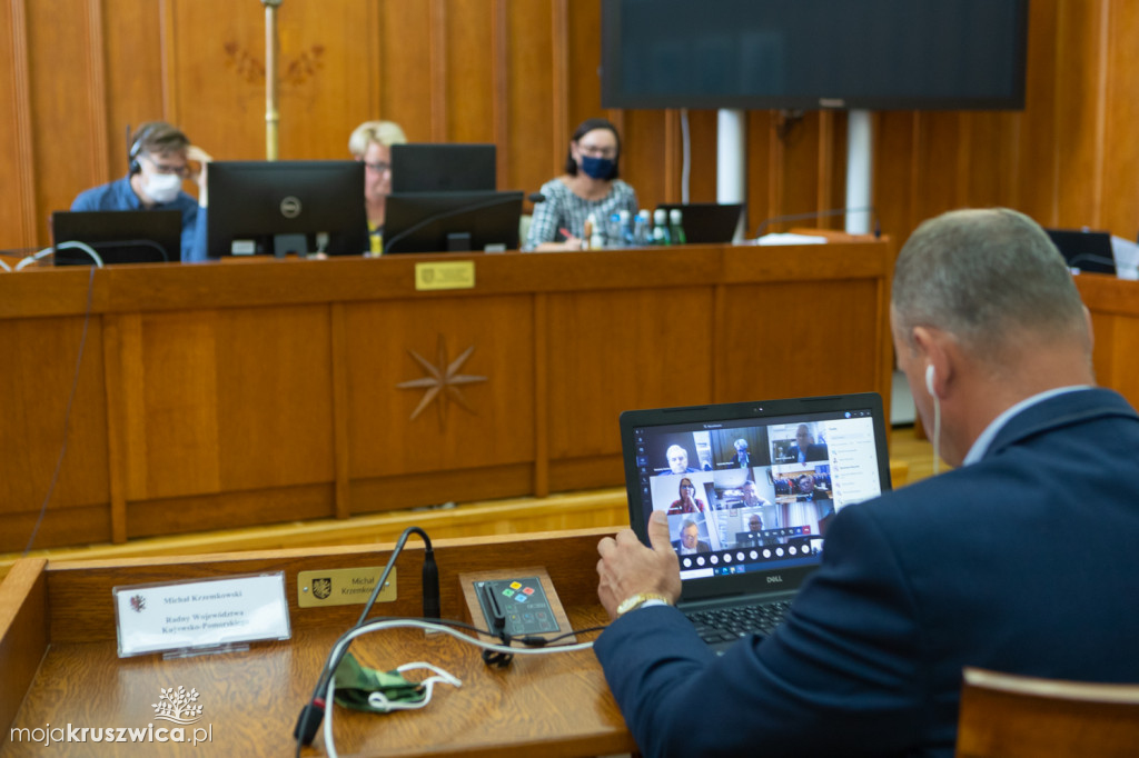 Sejmik województwa obradował w trybie hybrydowym. O czym dyskutowali radni? [ZDJĘCIA]