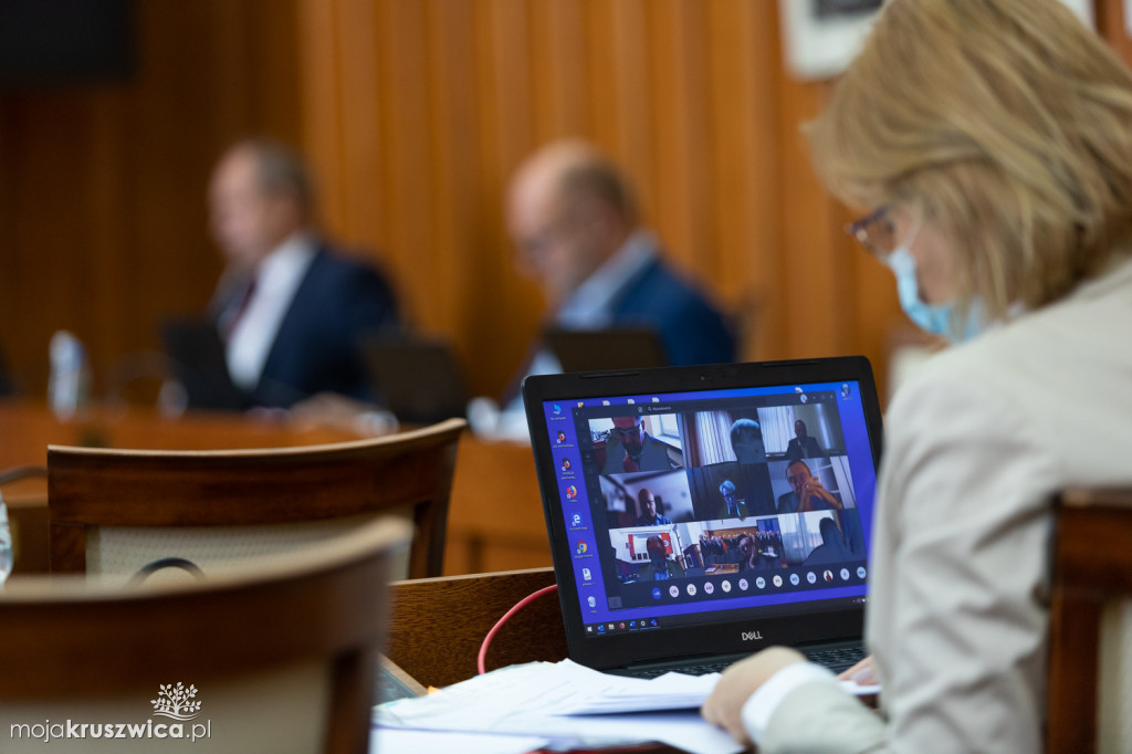 Sejmik województwa obradował w trybie hybrydowym. O czym dyskutowali radni? [ZDJĘCIA]