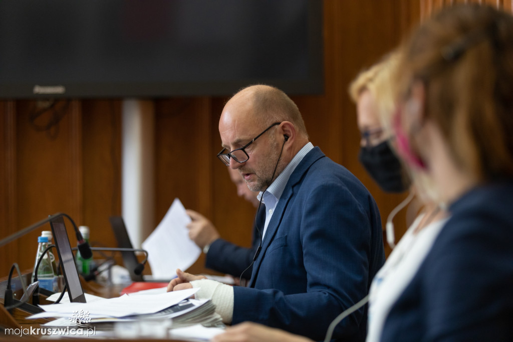 Sejmik województwa obradował w trybie hybrydowym. O czym dyskutowali radni? [ZDJĘCIA]