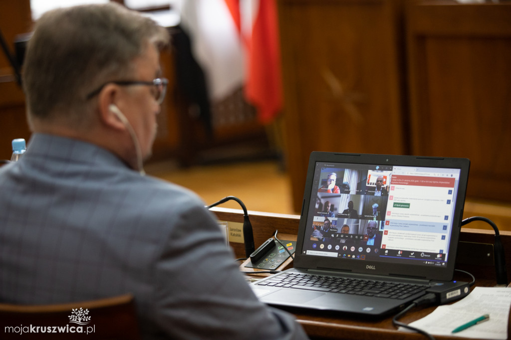 Sejmik województwa obradował w trybie hybrydowym. O czym dyskutowali radni? [ZDJĘCIA]