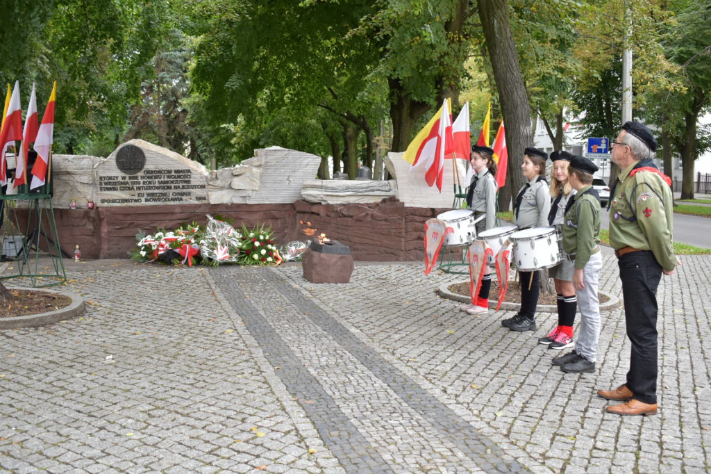 Działacze środowisk patriotycznych aktywni w Inowrocławiu pod pomnikiem Obrońców Inowrocławia