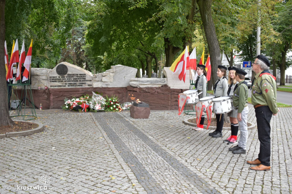 Działacze środowisk patriotycznych aktywni w Inowrocławiu pod pomnikiem Obrońców Inowrocławia