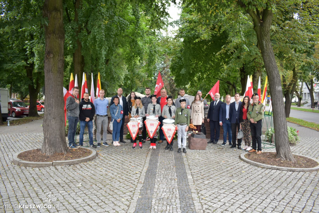 Działacze środowisk patriotycznych aktywni w Inowrocławiu pod pomnikiem Obrońców Inowrocławia