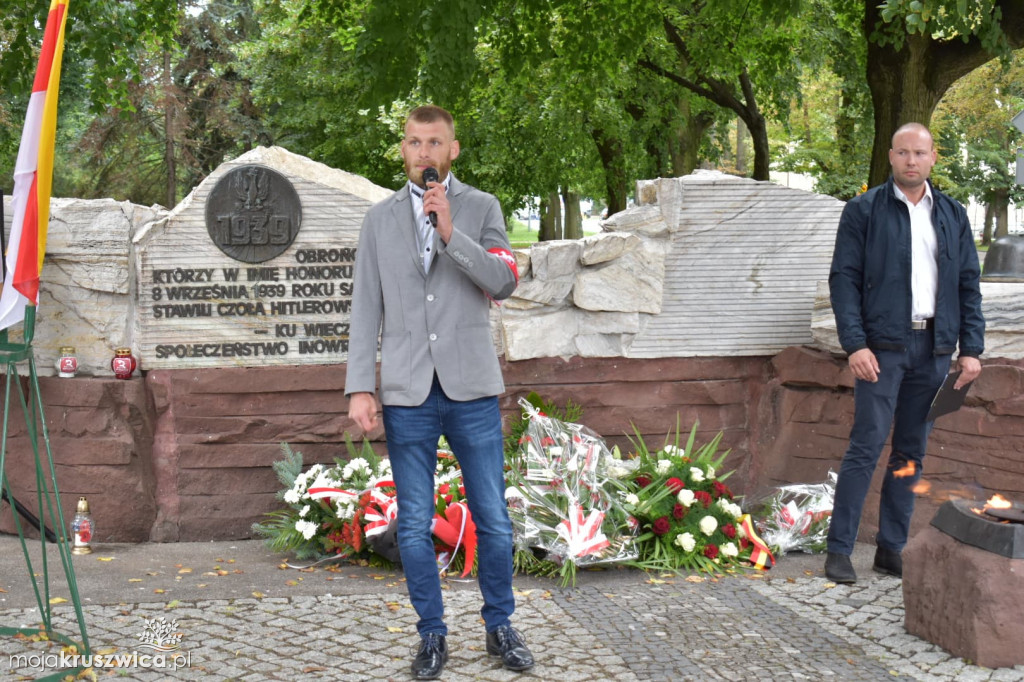 Działacze środowisk patriotycznych aktywni w Inowrocławiu pod pomnikiem Obrońców Inowrocławia
