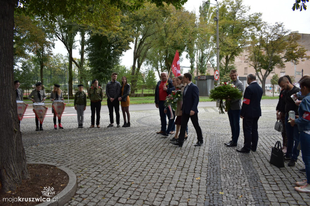Działacze środowisk patriotycznych aktywni w Inowrocławiu pod pomnikiem Obrońców Inowrocławia