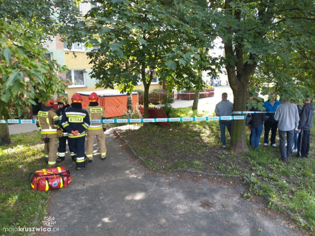 Lokator trudnił się tak zwanym zbieractwem, a śmieci i sprzęty wypełniały jego mieszkanie niemalże po brzegi!