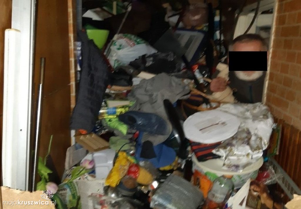 Lokator trudnił się tak zwanym zbieractwem, a śmieci i sprzęty wypełniały jego mieszkanie niemalże po brzegi!