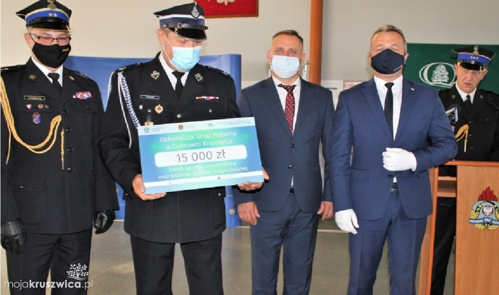 Strażacy otrzymali vouchery na zakup sprzętu oraz termomodernizację remiz strażackich [ZDJĘCIA]