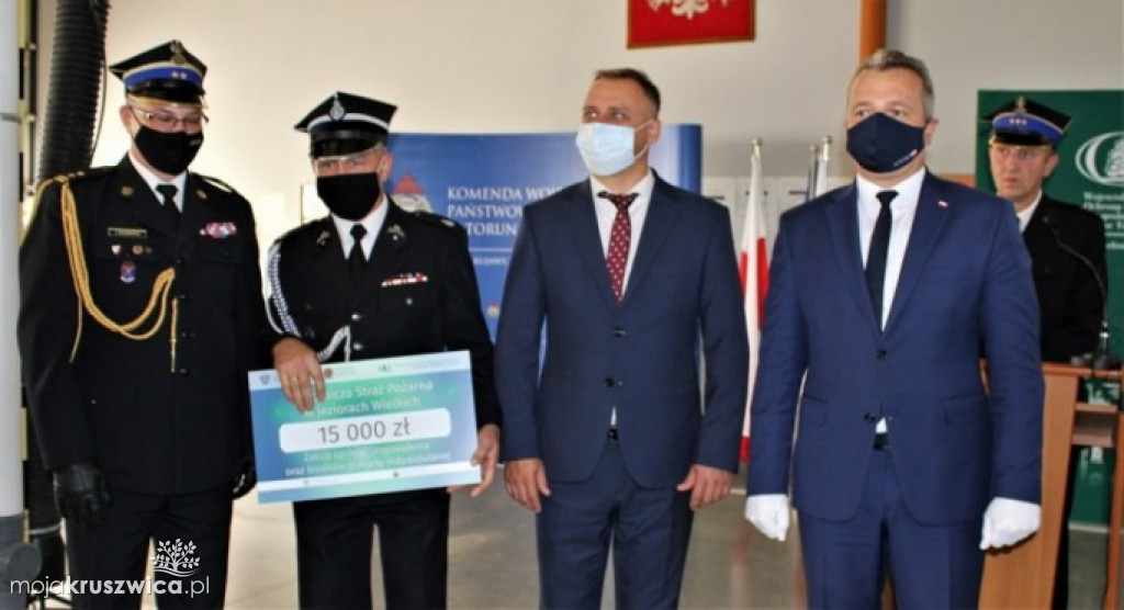 Strażacy otrzymali vouchery na zakup sprzętu oraz termomodernizację remiz strażackich [ZDJĘCIA]