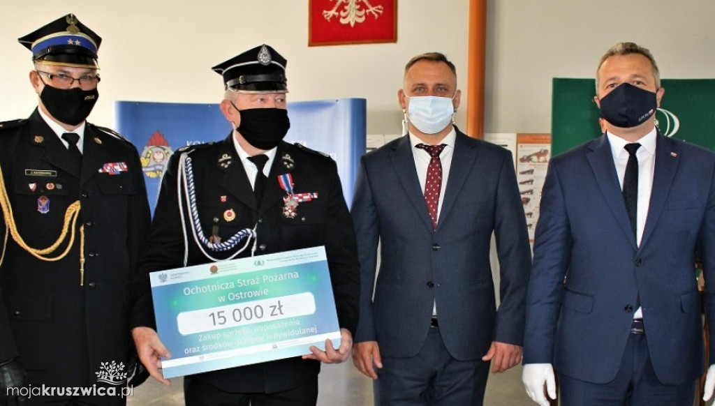 Strażacy otrzymali vouchery na zakup sprzętu oraz termomodernizację remiz strażackich [ZDJĘCIA]