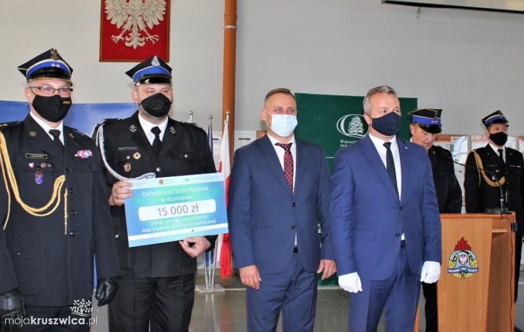 Strażacy otrzymali vouchery na zakup sprzętu oraz termomodernizację remiz strażackich [ZDJĘCIA]