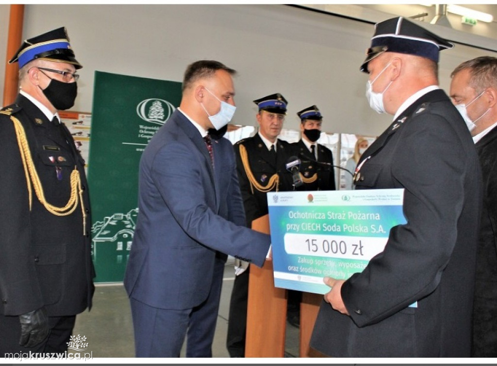 Strażacy otrzymali vouchery na zakup sprzętu oraz termomodernizację remiz strażackich [ZDJĘCIA]