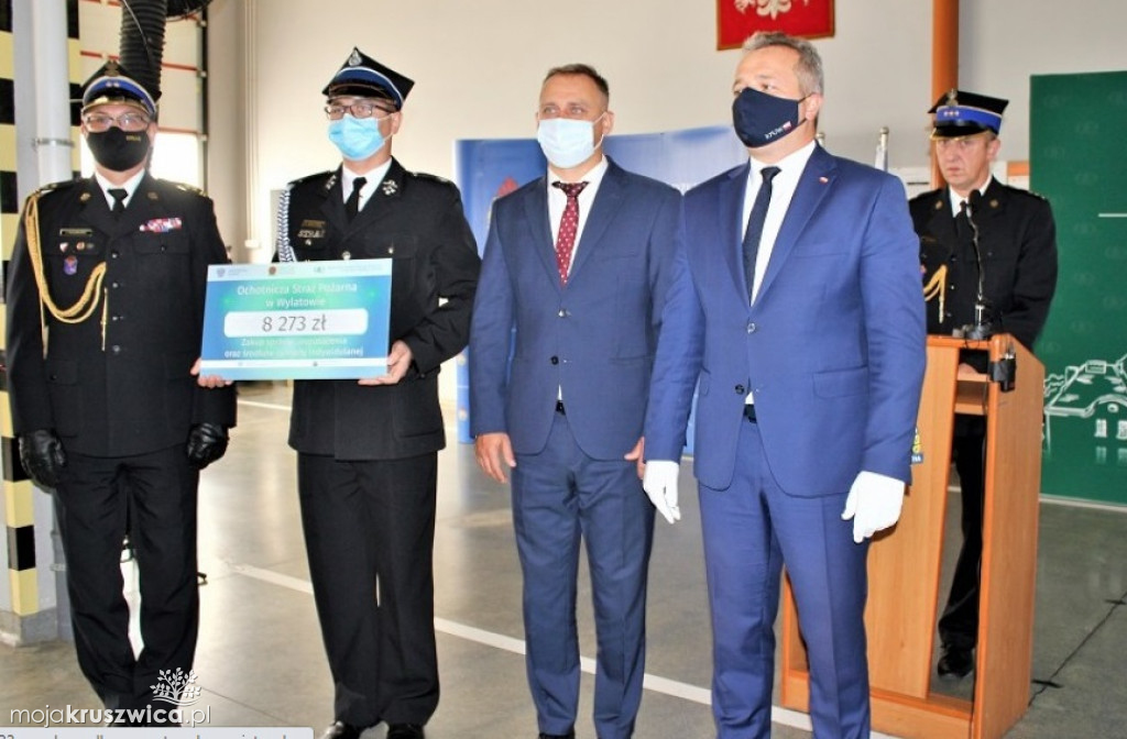 Strażacy otrzymali vouchery na zakup sprzętu oraz termomodernizację remiz strażackich [ZDJĘCIA]