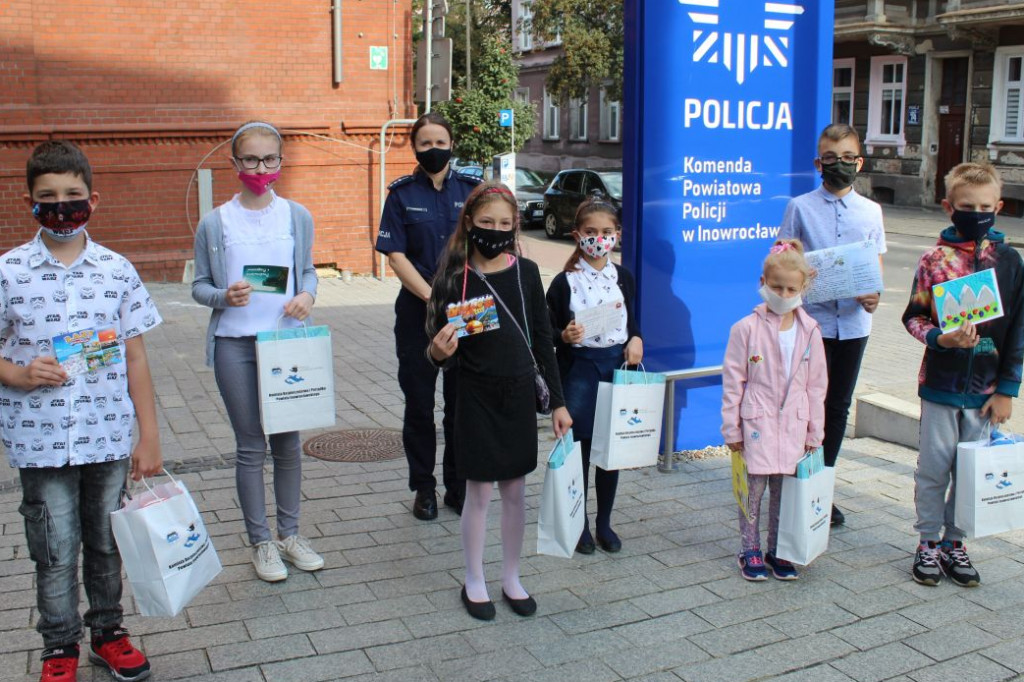  Uczennice Szkoły Podstawowej w Sławsku Wielkim nagrodzone w policyjnym konkursie