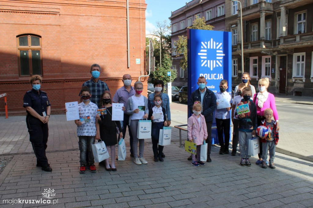  Uczennice Szkoły Podstawowej w Sławsku Wielkim nagrodzone w policyjnym konkursie