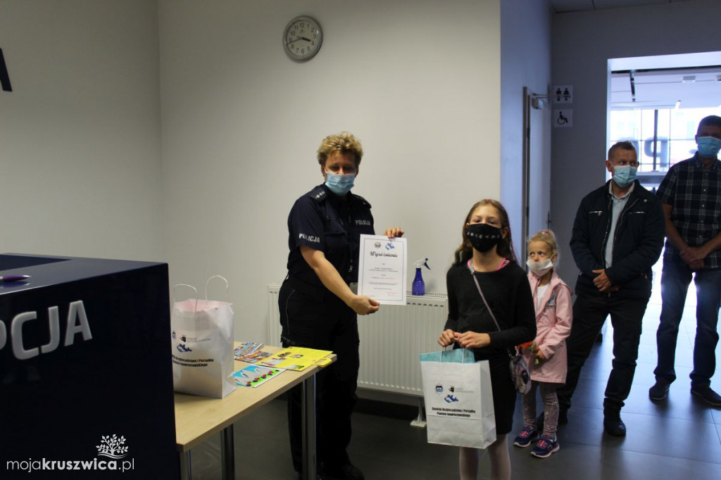  Uczennice Szkoły Podstawowej w Sławsku Wielkim nagrodzone w policyjnym konkursie