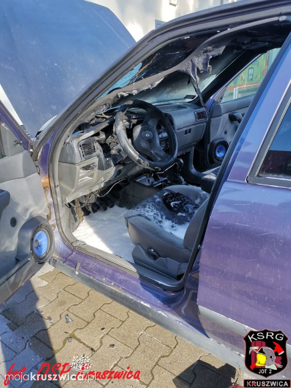 Strażacy gasili auto pod marketem LIDL [ZDJĘCIA]