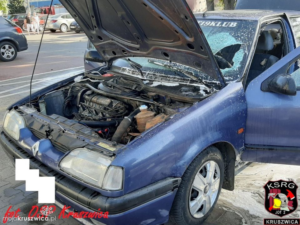 Strażacy gasili auto pod marketem LIDL [ZDJĘCIA]