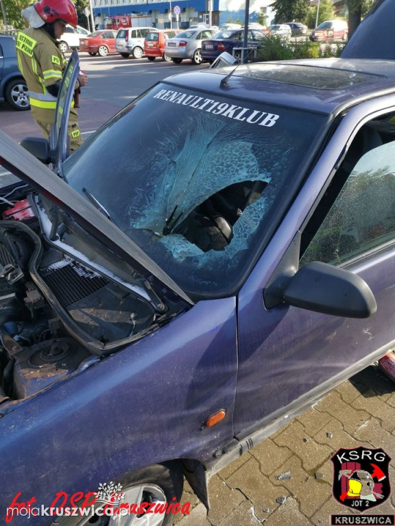 Strażacy gasili auto pod marketem LIDL [ZDJĘCIA]
