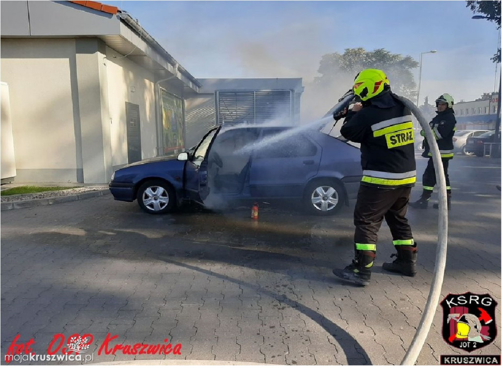Strażacy gasili auto pod marketem LIDL [ZDJĘCIA]