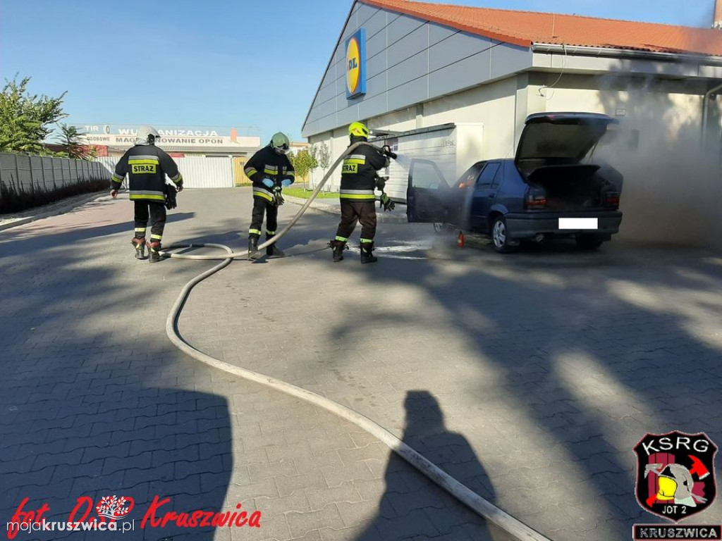 Strażacy gasili auto pod marketem LIDL [ZDJĘCIA]