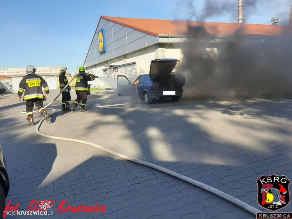 Strażacy gasili auto pod marketem LIDL [ZDJĘCIA]