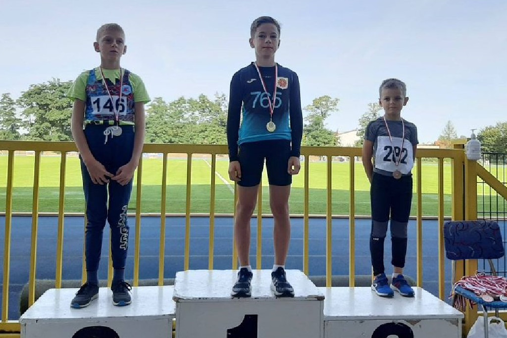  Zawodnicy LS LZS Kruszwica z medalami podczas Grand Prix Pomorza Kujaw i Pałuk w Szubinie.