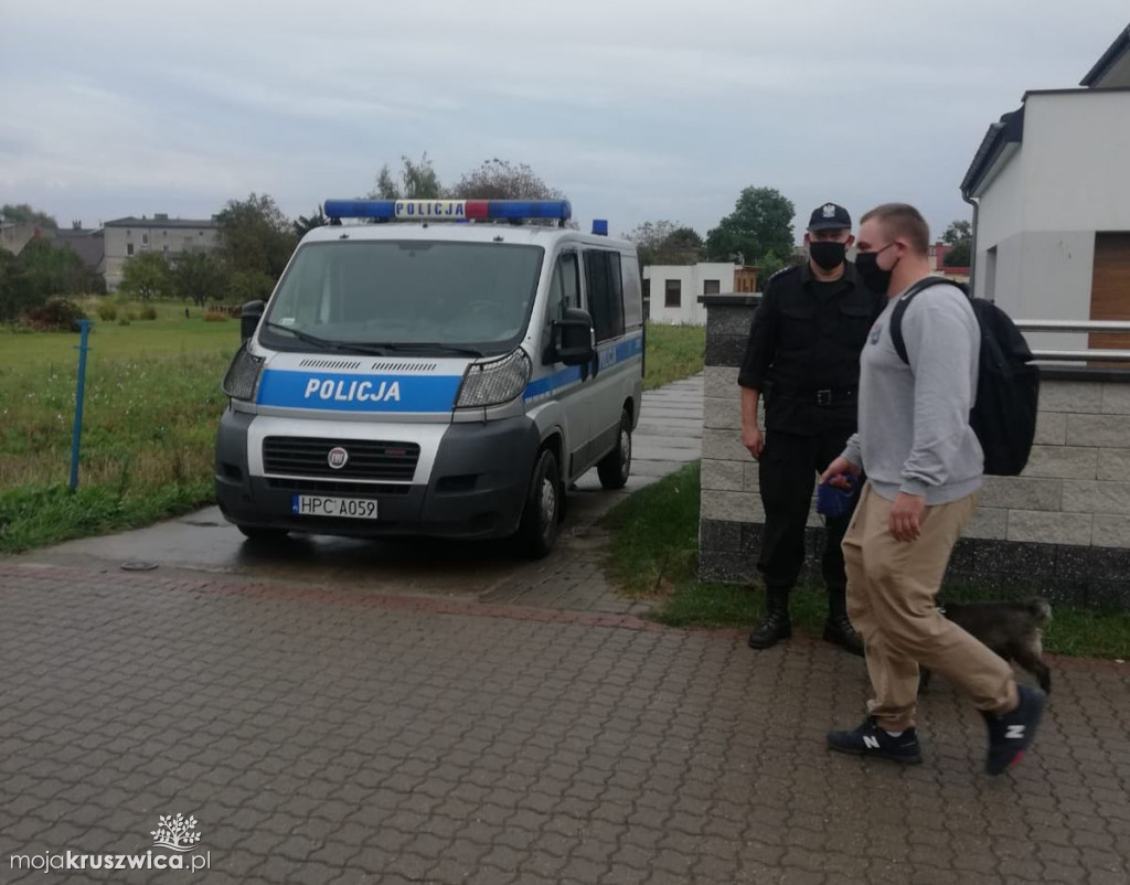Sprawdzają czy mamy maseczki