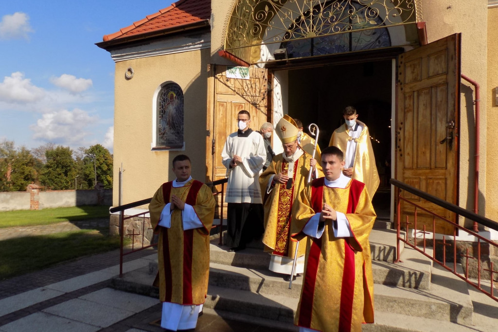 Chełmce: Poświęcono kościół św. Katarzyny Aleksandryjskiej [ZDJĘCIA]