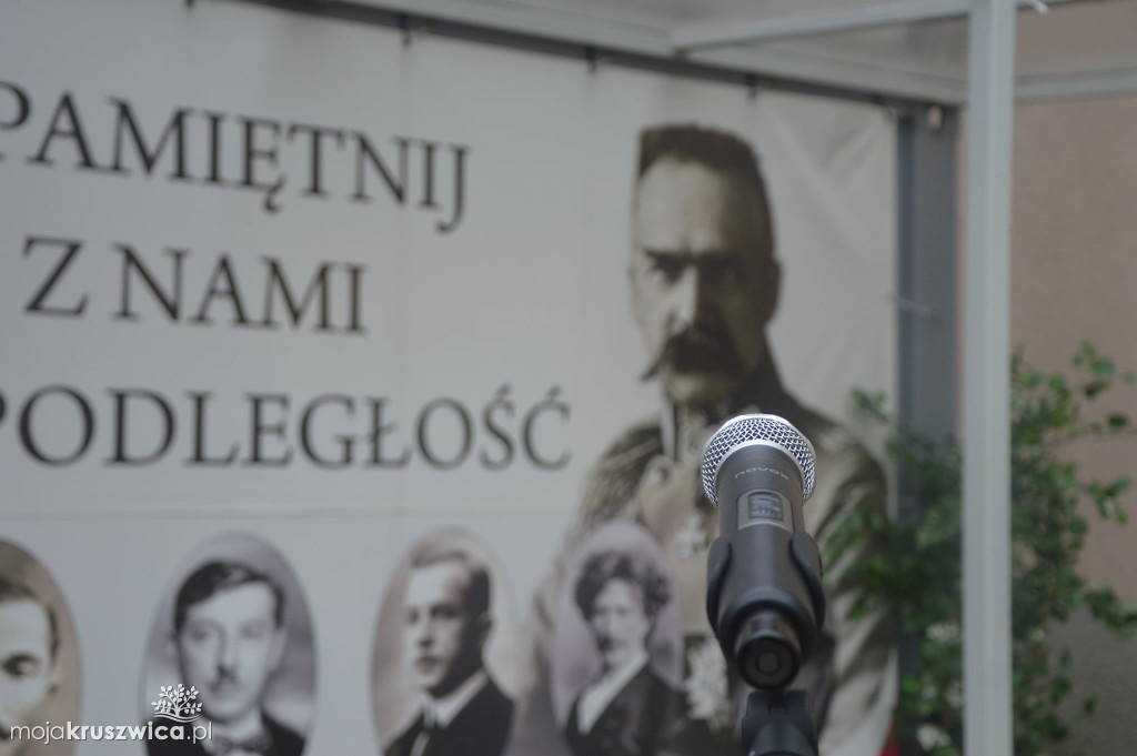 Zespół Szkół Zawodowych Rzemiosła w Inowrocławiu stanął do hymnu narodowego [VIDEO, FOTO]