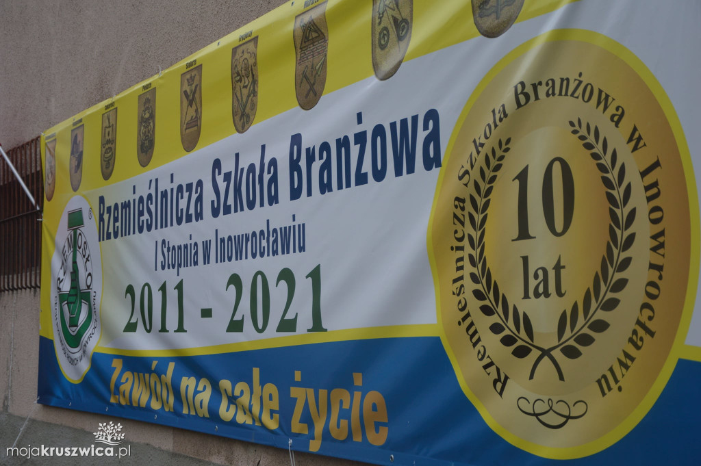 Zespół Szkół Zawodowych Rzemiosła w Inowrocławiu stanął do hymnu narodowego [VIDEO, FOTO]